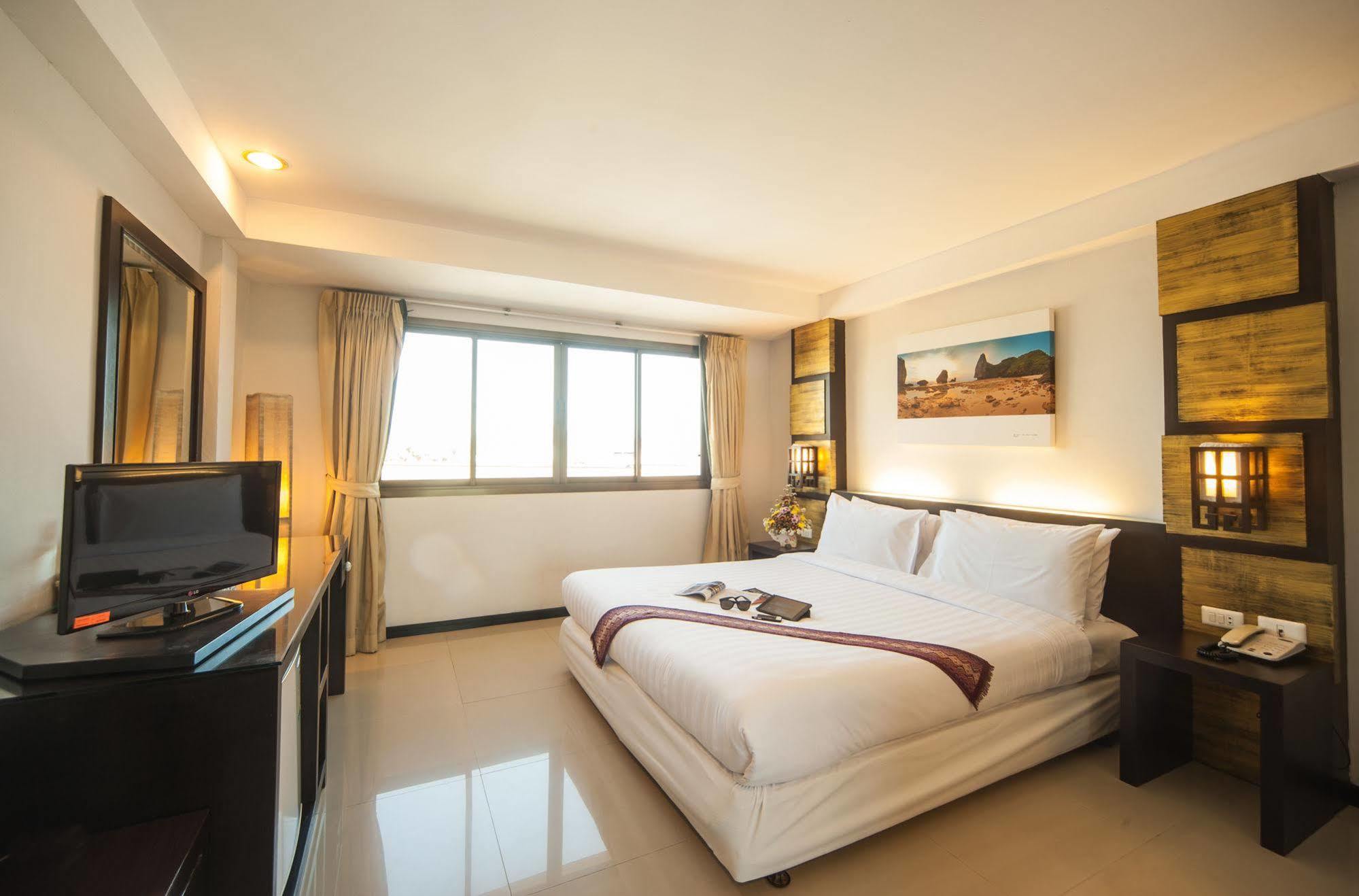 Crystal Inn Phuket Exterior photo