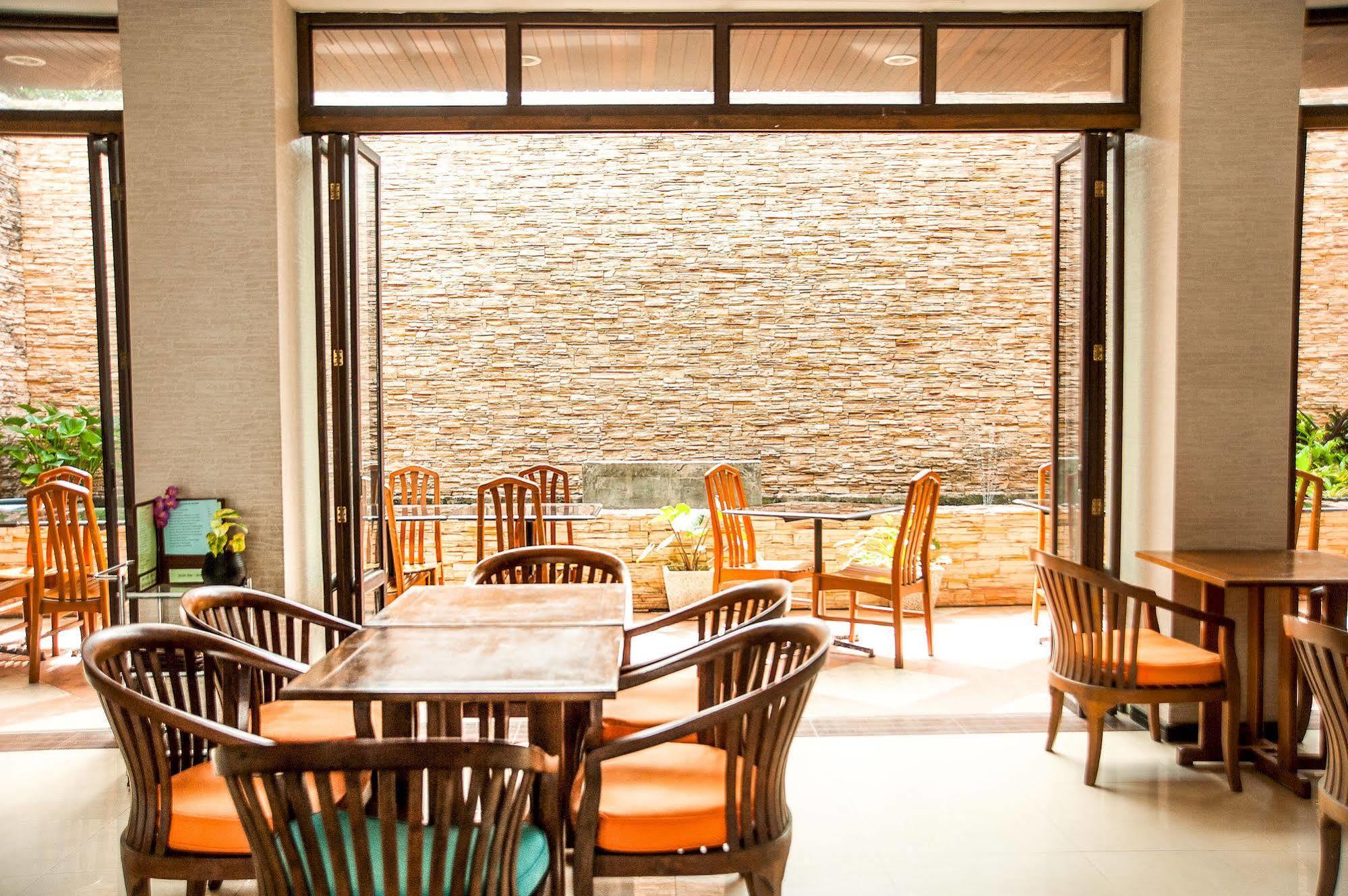 Crystal Inn Phuket Exterior photo