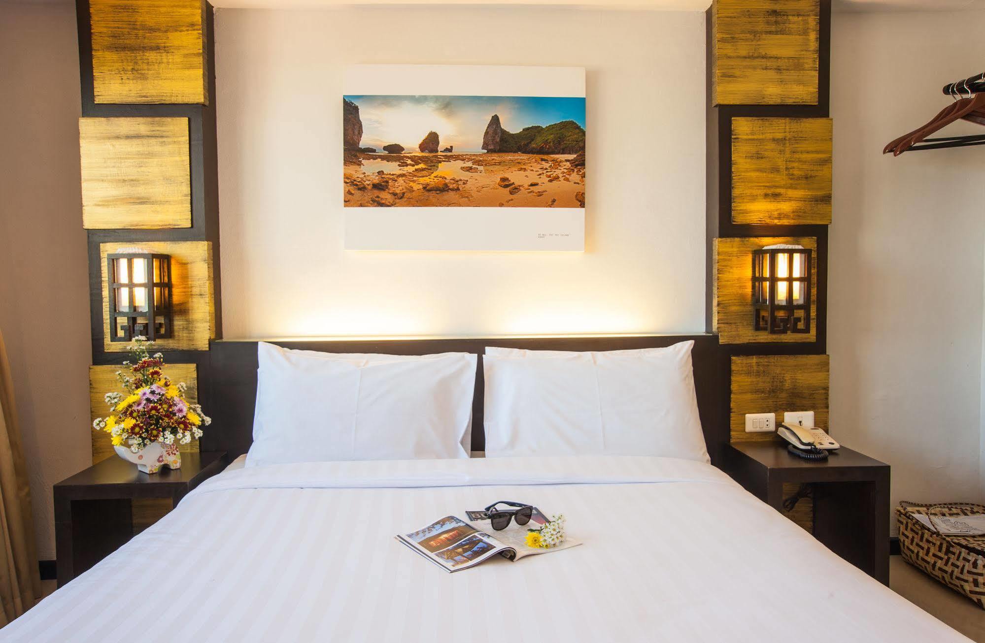 Crystal Inn Phuket Exterior photo