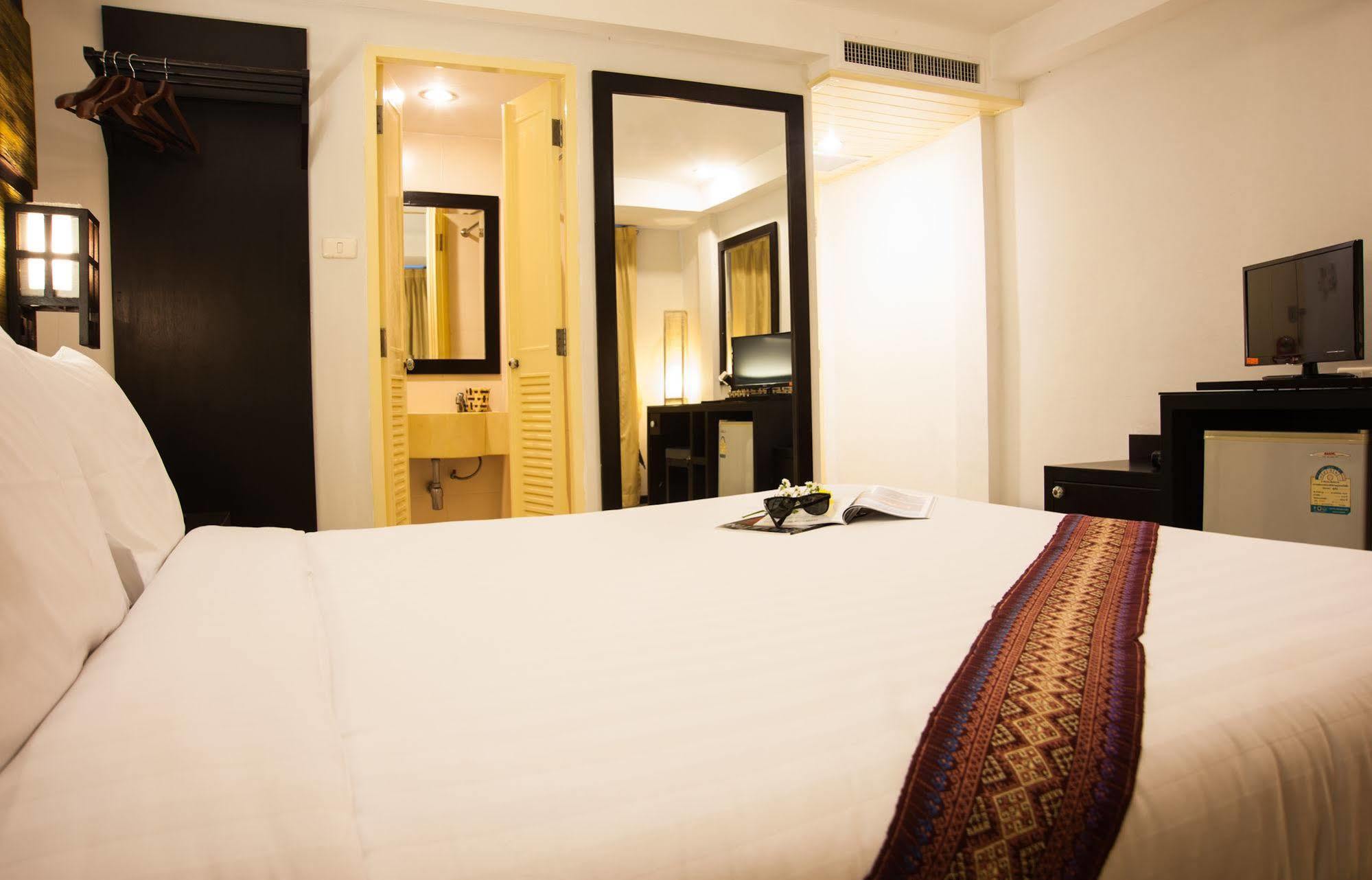 Crystal Inn Phuket Exterior photo
