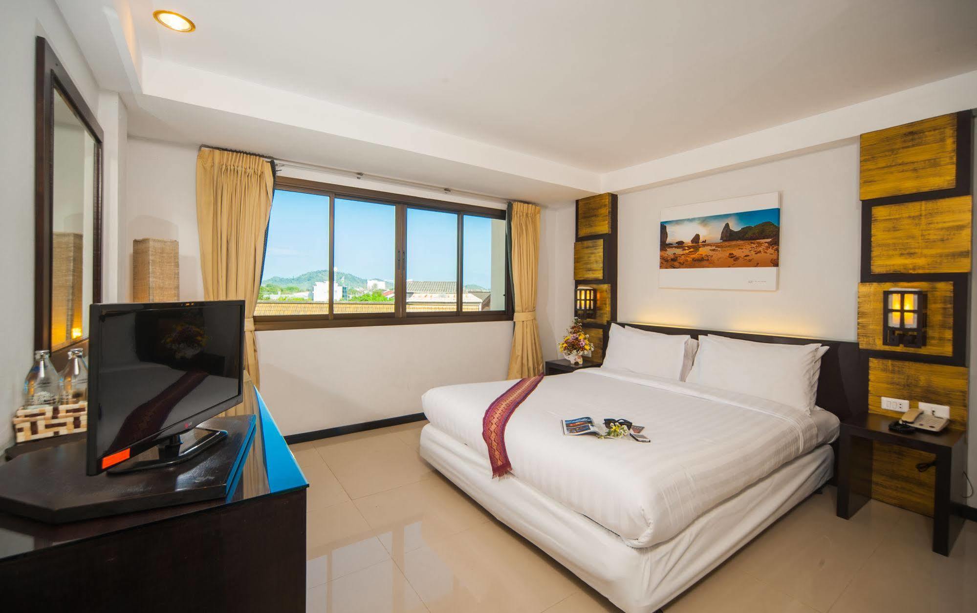 Crystal Inn Phuket Exterior photo