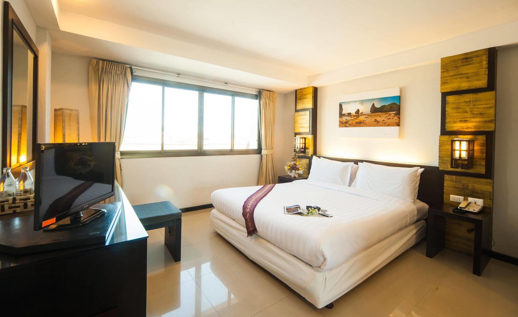 Crystal Inn Phuket Exterior photo